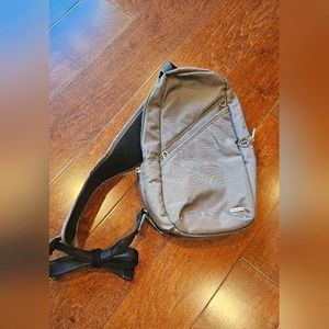 Travelon Anti theft Classic Sling, Nutmeg